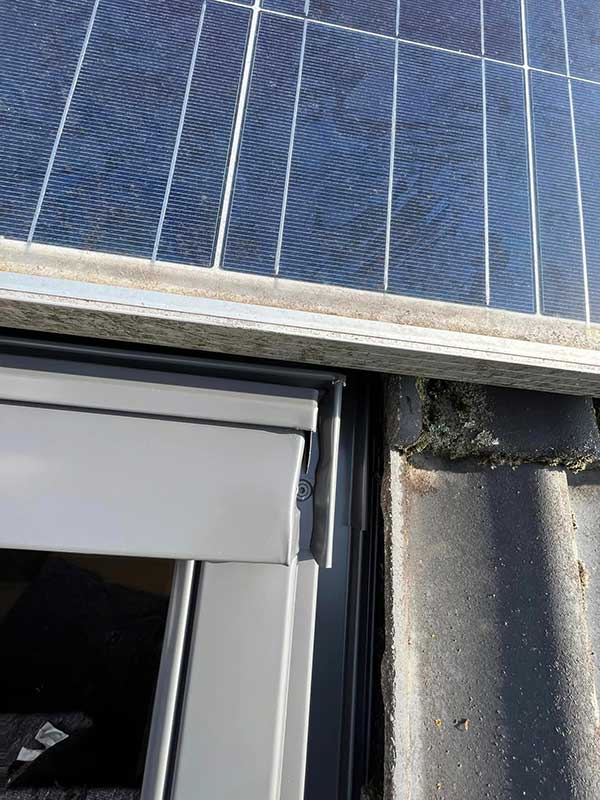 Kan ik een VELUX dakraam plaatsen als er zonnepanelen op mijn dak liggen?